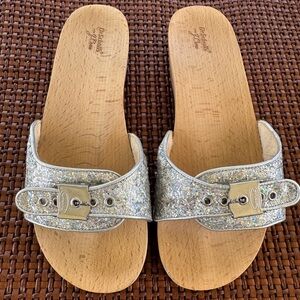 Dr. Scholl's Silver Sandals with Glitter Strap and Silver Buckle. Size 8